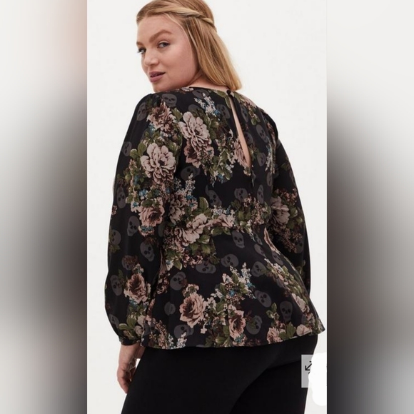 TORRID Black Skulls & Floral Sweetheart Kneck Peplum Crepe Top! NWT! - Picture 3 of 9